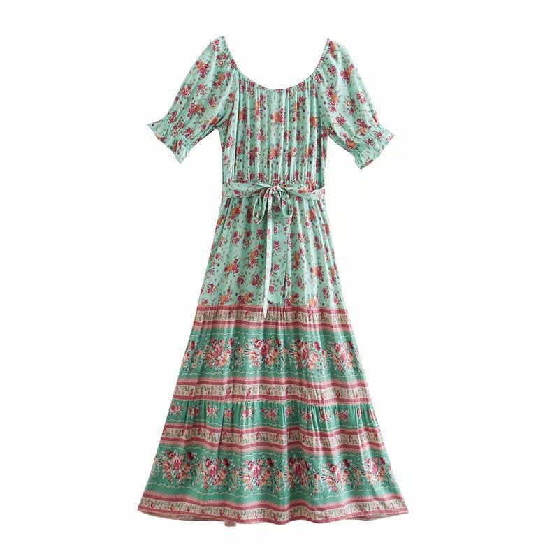 Grünes Maxikleid mit Blumenmuster, kurzen Ärmeln und Taillengürtel. Boho-Stil, ideal für Sommermode und Freizeitkleidung.