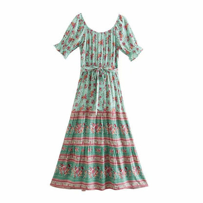 Grünes Maxikleid mit Blumenmuster, kurzen Ärmeln und Taillengürtel. Boho-Stil, ideal für Sommermode und Freizeitkleidung.