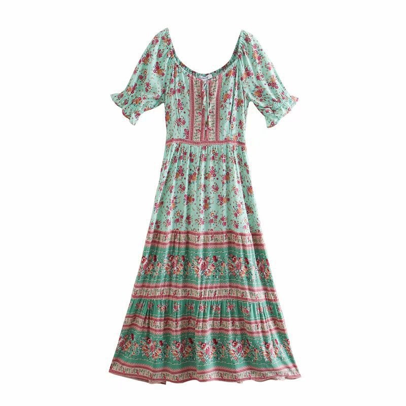 Grünes Boho-Kleid mit Blumenmuster, kurzen Puffärmeln und weitem Rock. Vintage-Stil, ideal für Sommermode und Freizeitkleidung.