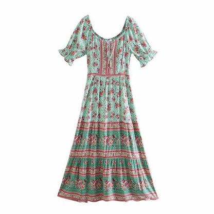 Grünes Boho-Kleid mit Blumenmuster, kurzen Puffärmeln und weitem Rock. Vintage-Stil, ideal für Sommermode und Freizeitkleidung.