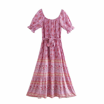 Rosa Boho-Kleid mit Blumenmuster, Puffärmeln und Taillengürtel. Perfekt für Sommermode und lässige Anlässe. Vintage-inspirierter Stil.
