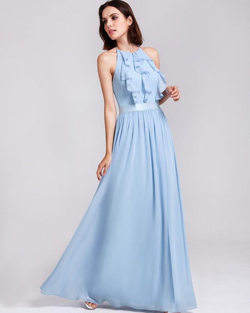 Frau in elegantem, hellblauem Abendkleid mit Rüschen, ärmellos, bodenlang. Perfekt für formelle Anlässe, Hochzeiten, Gala-Abendmode.