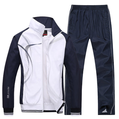 Zweiteiliger Trainingsanzug für Herren, bestehend aus weißer Jacke mit schwarzen Ärmeln und blauer Hose. Sportbekleidung, Freizeitmode, Herrenanzug.