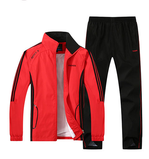 Roter und schwarzer Trainingsanzug für Herren, bestehend aus Jacke und Hose. Sportbekleidung, atmungsaktiv, ideal für Fitness und Freizeit.