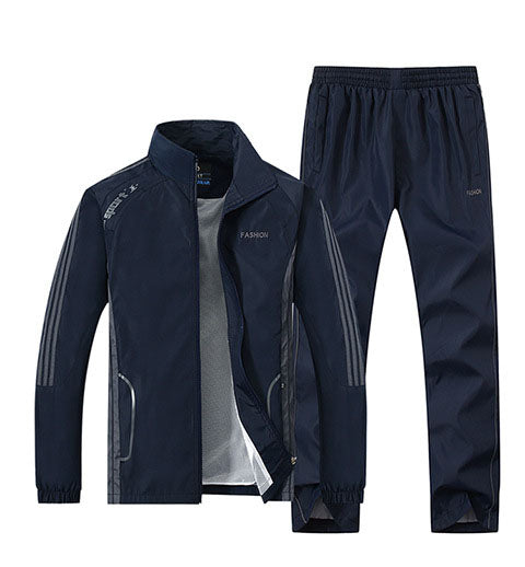 Dunkelblauer Trainingsanzug für Herren, bestehend aus Jacke und Hose, mit Reißverschluss und Streifen-Design. Sportbekleidung, Fitness, Freizeitmode.