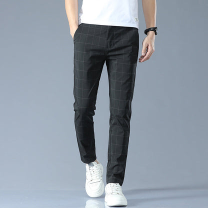 Schwarze karierte Herren-Chinohose, kombiniert mit weißen Sneakers und weißem T-Shirt, ideal für lässige und stilvolle Outfits.