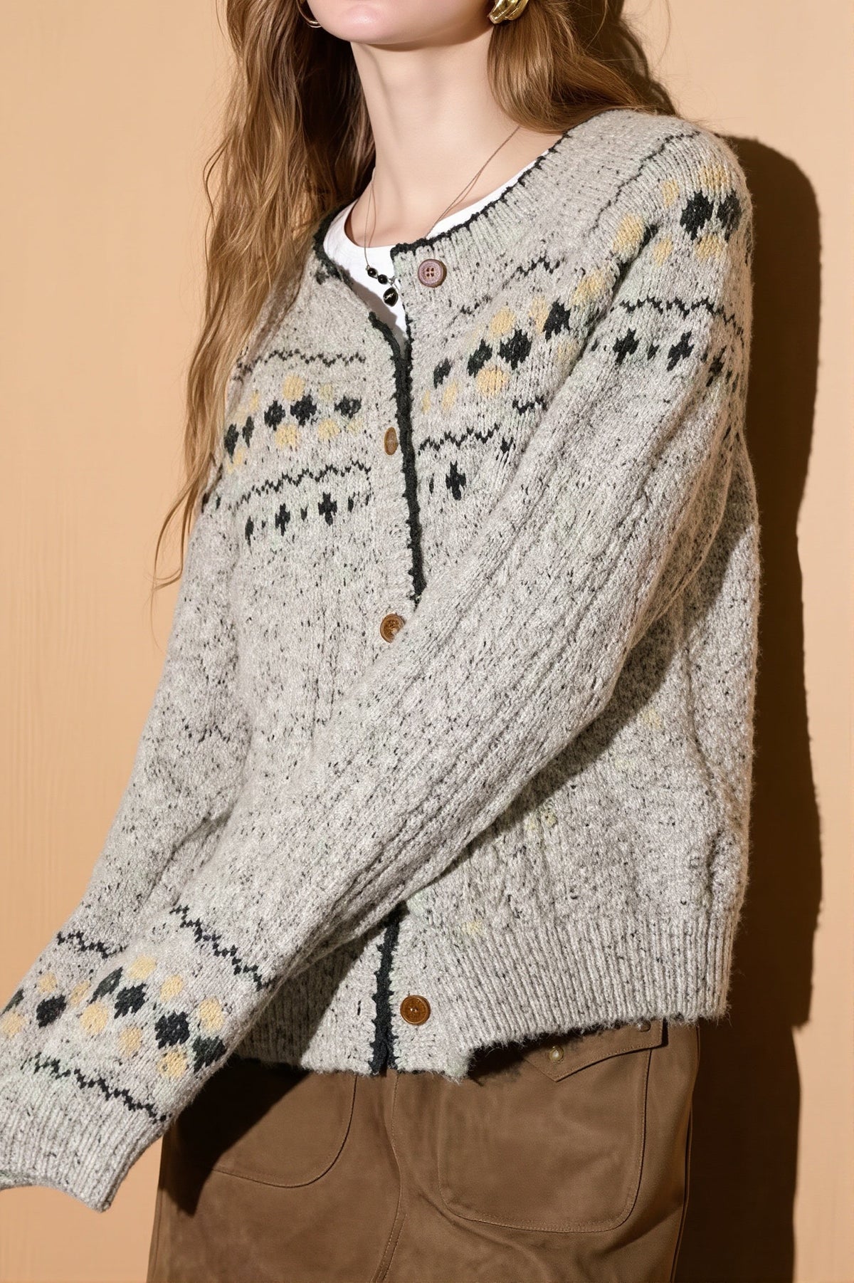 Detailansicht des Fair-Isle-Musters und der Knöpfe an der Strickjacke