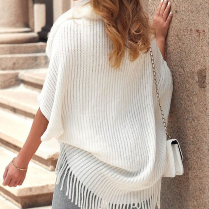 Seitliche Ansicht des Strickponchos mit fliessendem Fall
