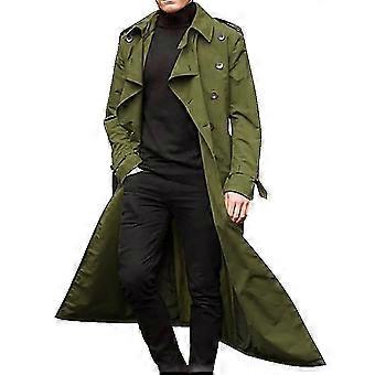 Grüner Herren-Trenchcoat, lang, mit doppelter Knopfleiste und Gürtel, kombiniert mit schwarzem Rollkragenpullover und Hose.