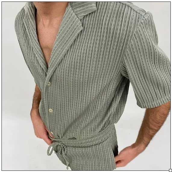 Graues gestreiftes Herrenhemd mit kurzen Ärmeln und Knopfleiste, kombiniert mit passender Hose. Sommermode, lässiger Stil, Herrenbekleidung.