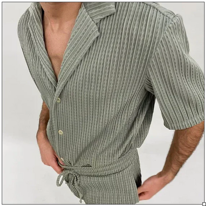 Graues gestreiftes Herrenhemd mit kurzen Ärmeln und Knopfleiste, kombiniert mit passender Hose. Sommermode, lässiger Stil, Herrenbekleidung.