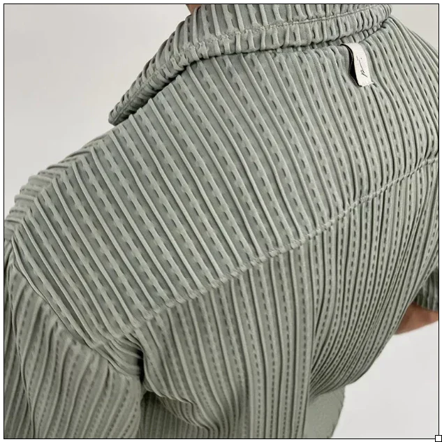 Grüner gerippter Cordhemd-Rückenansicht, Detailansicht des Stoffes, modisches Herrenoberteil, nachhaltige Mode, stilvolles Design.