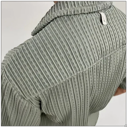 Grüner gerippter Cordhemd-Rückenansicht, Detailansicht des Stoffes, modisches Herrenoberteil, nachhaltige Mode, stilvolles Design.