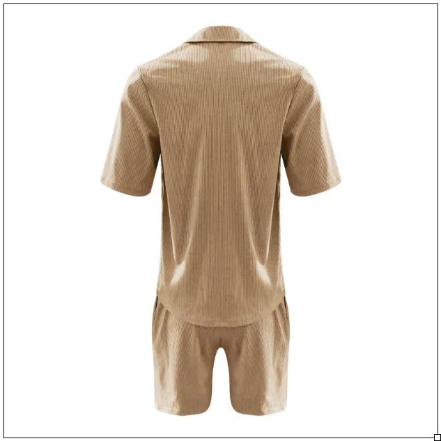 Brauner Herren-Cord-Shortsanzug, kurzärmelig, Rückansicht. Modischer Sommeranzug, ideal für lässige Anlässe. Hochwertige Herrenbekleidung.