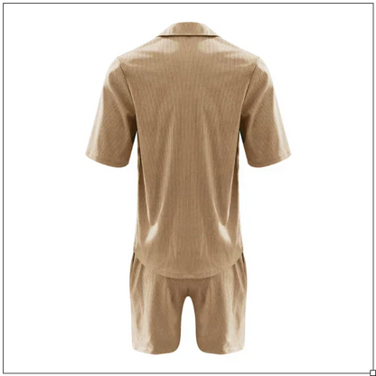 Brauner Herren-Cord-Shortsanzug, kurzärmelig, Rückansicht. Modischer Sommeranzug, ideal für lässige Anlässe. Hochwertige Herrenbekleidung.