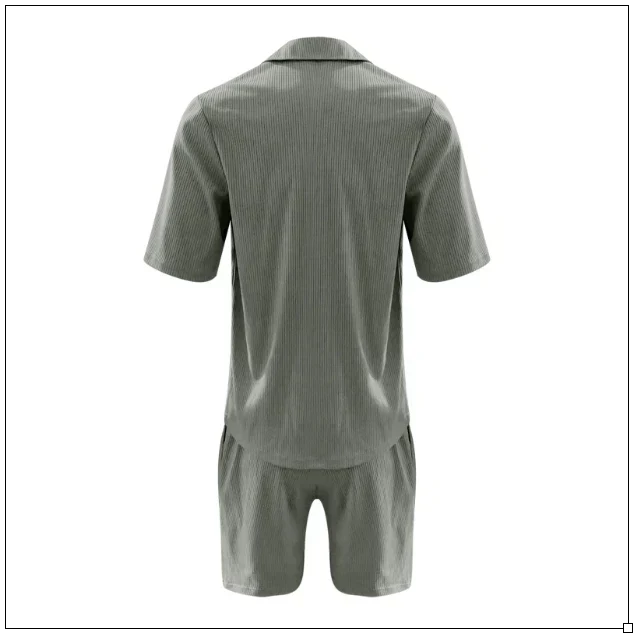 Herren Pyjama-Set aus grauem Stoff, kurzärmeliges Hemd und Shorts, Rückansicht. Bequemes Nachtwäsche-Set für Männer, ideal für Sommernächte.