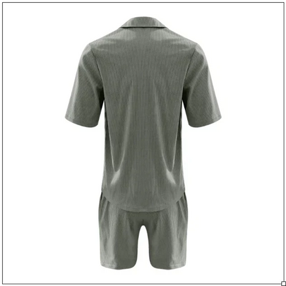 Herren Pyjama-Set aus grauem Stoff, kurzärmeliges Hemd und Shorts, Rückansicht. Bequemes Nachtwäsche-Set für Männer, ideal für Sommernächte.