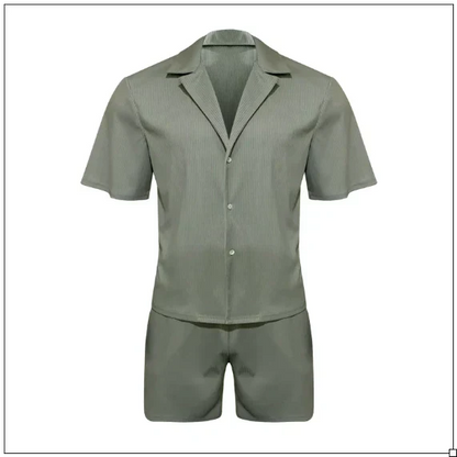 Graues Herren-Shorts-Set mit kurzen Ärmeln und Knopfleiste, ideal für Sommermode. Elegantes Design, atmungsaktiver Stoff, Freizeitkleidung.