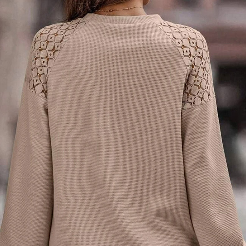 Beige Damenpullover mit gehäkelten Spitzenärmeln, elegantes Design, modische Herbstbekleidung, stilvoll und bequem für kühle Tage.