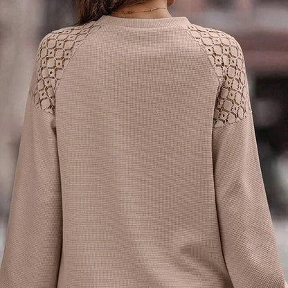 Beige Damenpullover mit gehäkelten Spitzenärmeln, elegantes Design, modische Herbstbekleidung, stilvoll und bequem für kühle Tage.