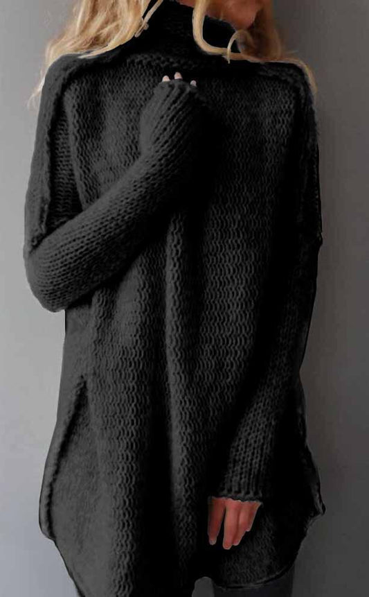 Frau in schwarzem, grob gestricktem Pullover mit Rollkragen, modisch und gemütlich, Herbst-Winter-Mode, Damenbekleidung, stilvoller Look.