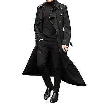 Schwarzer Herren-Trenchcoat, lang, stilvoll, mit Knöpfen und Gürtel, getragen über schwarzem Rollkragenpullover und Hose, elegante Mode.