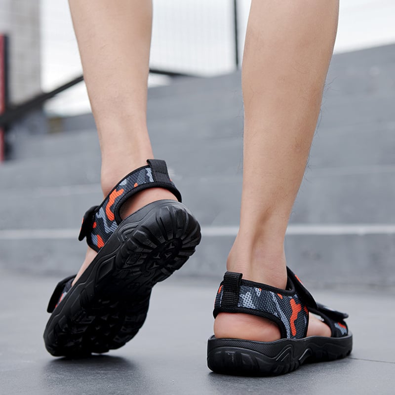 Herren-Sandalen mit robusten Sohlen, ideal für Outdoor-Aktivitäten. Bequeme, rutschfeste Trekking-Sandalen in Schwarz mit roten Akzenten.