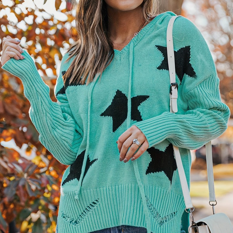 Frau in mintgrünem Pullover mit schwarzen Sternen, Herbsthintergrund, modische Kleidung, lässiger Stil, weiße Umhängetasche, Herbstmode.