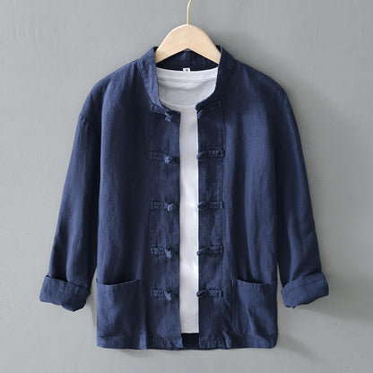 Dunkelblaue chinesische Jacke aus Leinen mit traditionellen Knöpfen, hängend auf einem Kleiderbügel vor grauem Hintergrund. Ideal für Herrenmode.