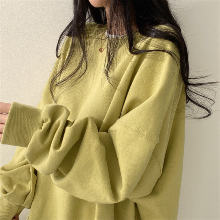 Frau in gelbem Oversize-Pullover, lässiger Stil, modisches Outfit, Herbstmode, minimalistisch, gemütlich, trendige Damenbekleidung.