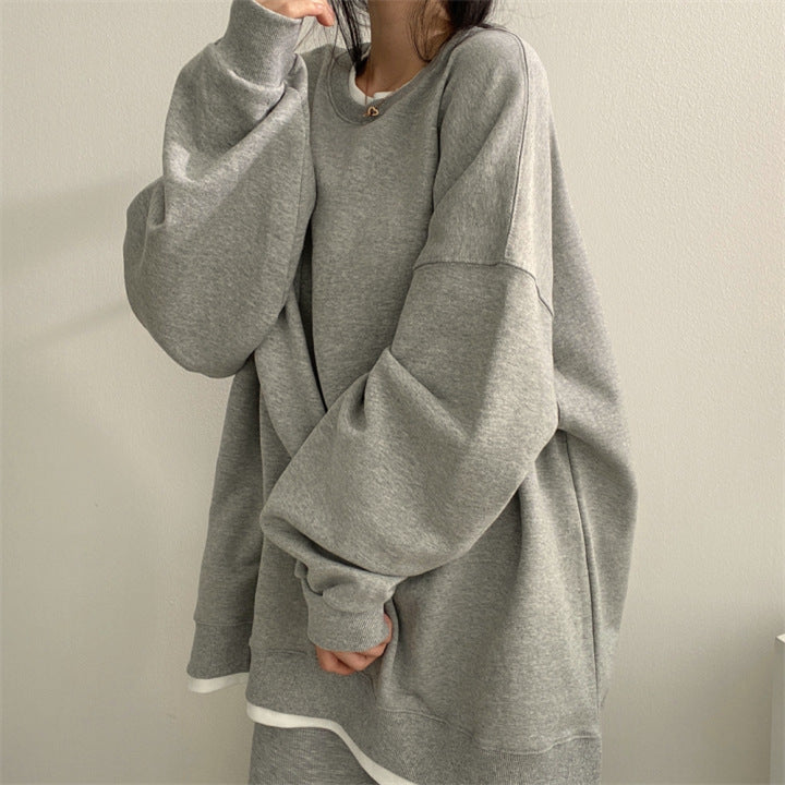 Grauer Oversize-Pullover, lässiger Stil, weiches Material, modisches Design, ideal für Herbst und Winter, Damenmode, gemütlicher Look.