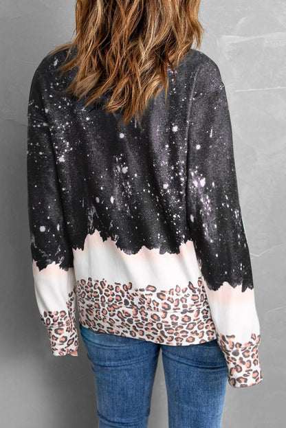 Frau in Jeans trägt Pullover mit Sternenhimmel- und Leopardenmuster, Rückansicht. Modetrend, Damenmode, lässiger Stil.