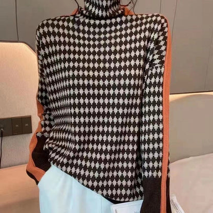 Women's turtleneck sweater with long sleeves and houndstooth pattern