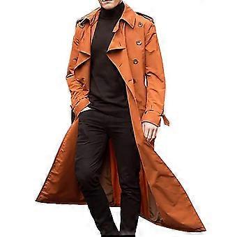 Mann in orangefarbenem Trenchcoat und schwarzem Rollkragenpullover, modischer Herbstlook, stilvolle Herrenbekleidung, eleganter Mantel.