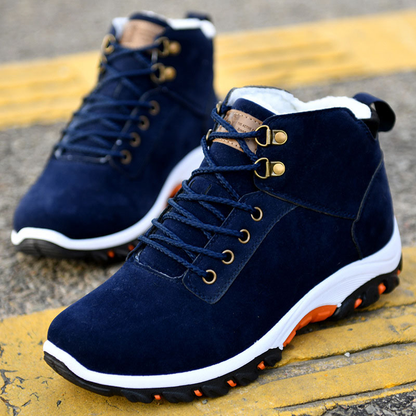 Men's winter boots with lace-up closure and flat sole, ankle-high design