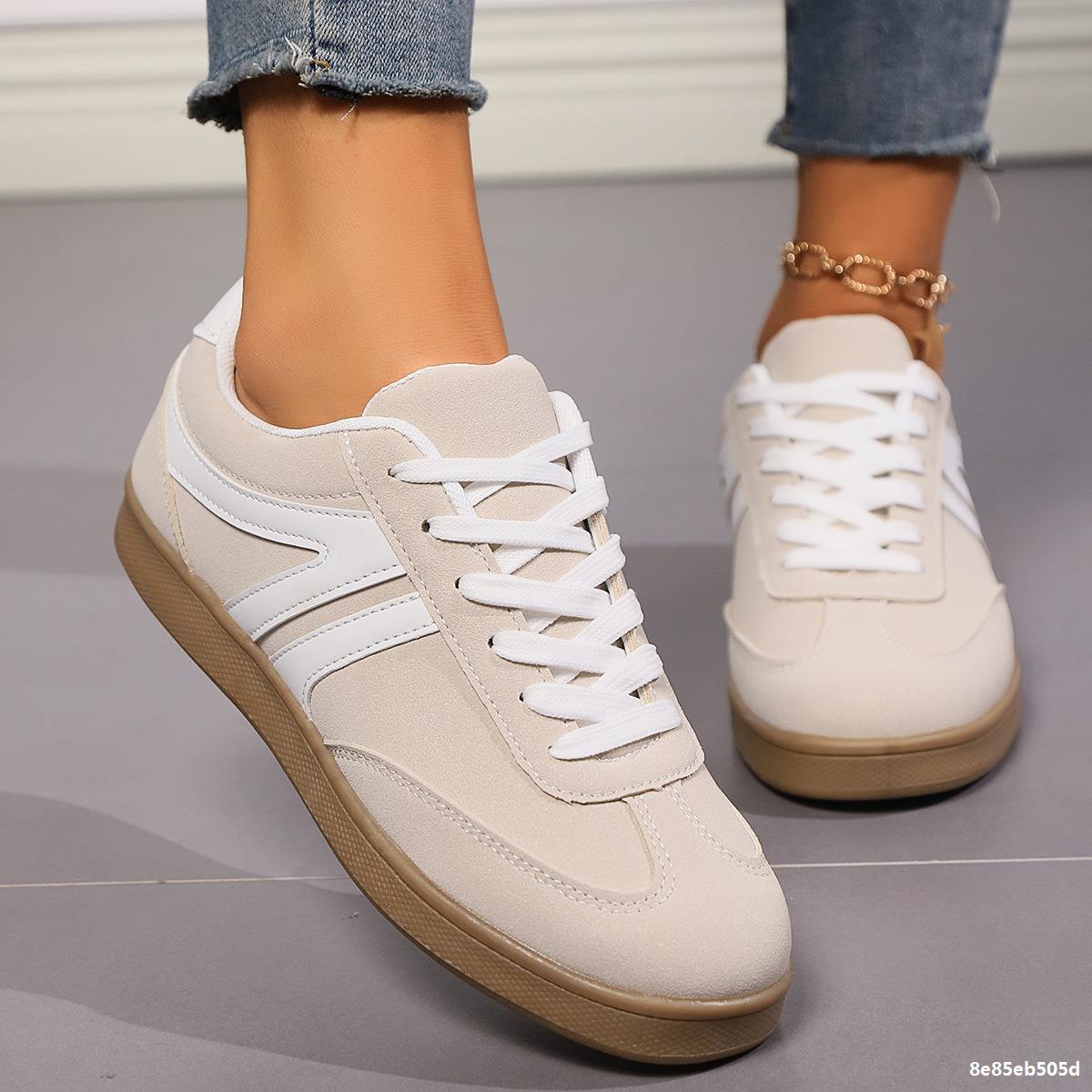 Damen Sneaker in Beige mit weißen Streifen, Gummisohle und Schnürsenkeln. Modischer Freizeitschuh, ideal für Alltag und Sport.