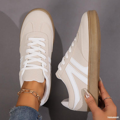 Damen-Sneaker in Beige mit weißen Streifen, Gummisohle und Schnürsenkeln. Modischer Freizeitschuh, ideal für Alltag und Sport.