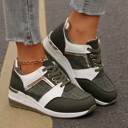 Damen-Sneaker in Olivgrün mit weißen und goldenen Akzenten, kombiniert mit Jeans. Modische Sportschuhe, ideal für Freizeit und Streetwear.