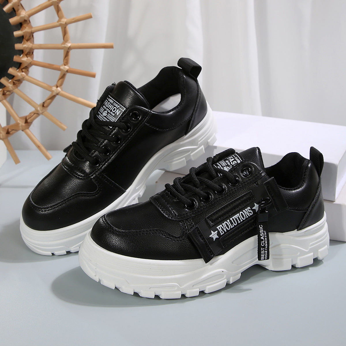 Schwarze Sneaker mit dicker weißer Sohle, modernem Design und seitlichem Schriftzug. Trendige Straßenschuhe für Damen, ideal für urbanen Stil.