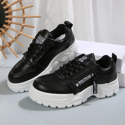 Schwarze Sneaker mit dicker weißer Sohle, modernem Design und seitlichem Schriftzug. Trendige Straßenschuhe für Damen, ideal für urbanen Stil.