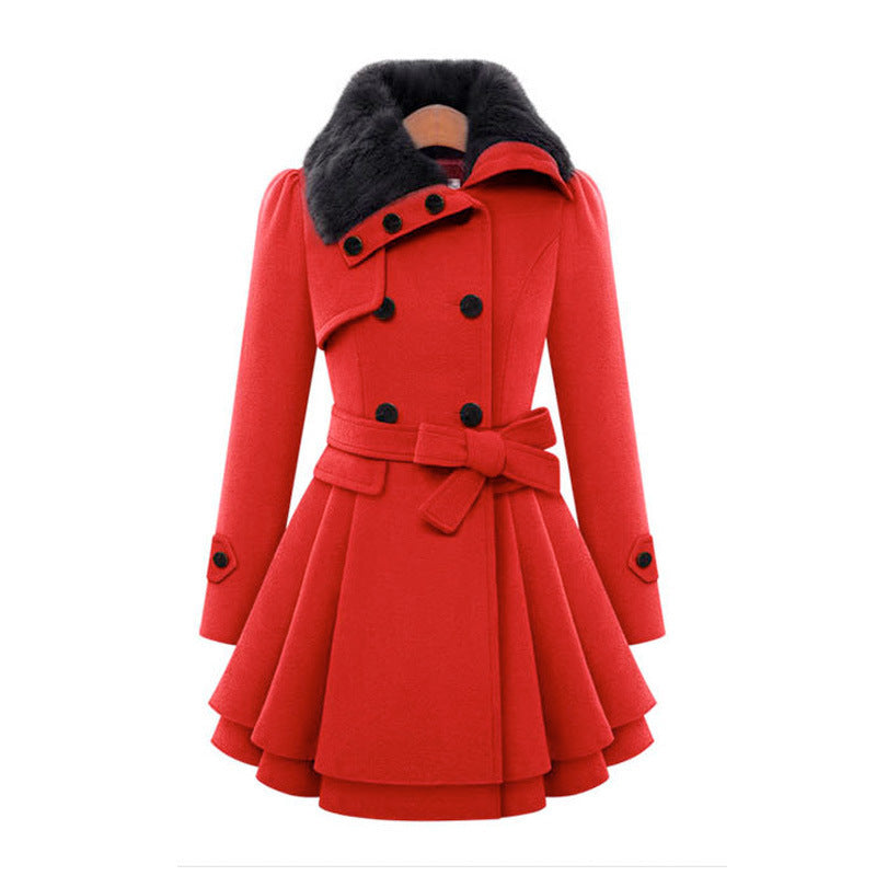 Roter Damenmantel mit schwarzem Kunstpelzkragen, doppelreihig, Gürtel, ausgestellter Rock, elegantes Design, Wintermode, stilvoller Look.