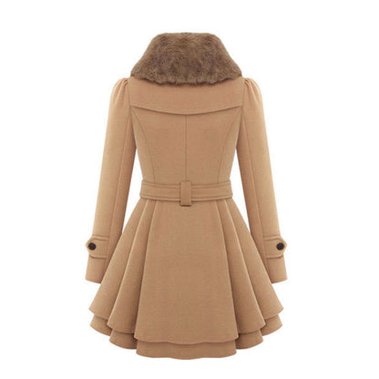 Eleganter Damen-Wollmantel in Beige mit Kunstpelzkragen, tailliertem Schnitt und doppeltem Volant-Saum. Perfekt für Herbstmode und Wintertrends.