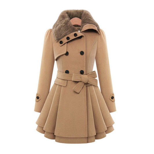 Eleganter Damen-Wollmantel in Beige mit doppelreihiger Knopfleiste, Gürtel und Kunstpelzkragen. Stilvolle Wintermode für Frauen.