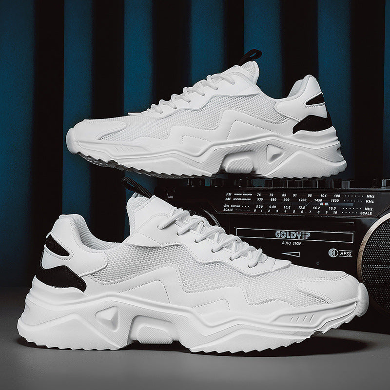 Weiße Sneaker mit dicker Sohle und schwarzem Detail, vor einem Retro-Radio. Modische Sportschuhe, ideal für Streetwear und Freizeit.