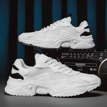Weiße Sneaker mit dicker Sohle und schwarzem Detail, vor einem Retro-Radio. Modische Sportschuhe, ideal für Streetwear und Freizeit.