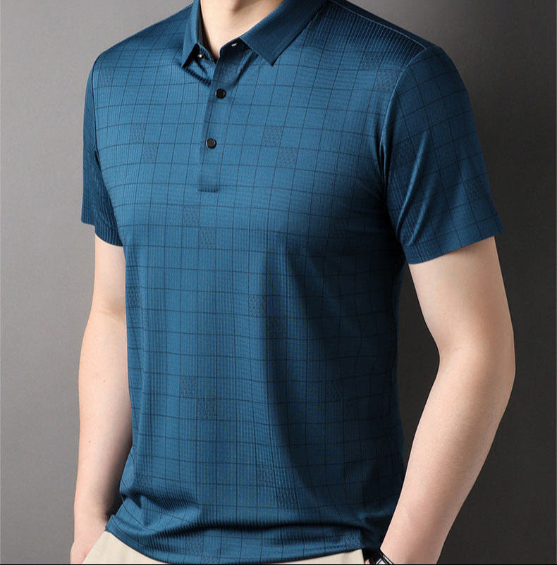 Mann in blauem kariertem Poloshirt vor grauem Hintergrund, modische Herrenbekleidung, kurzärmeliges Shirt, Freizeitmode, eleganter Look.