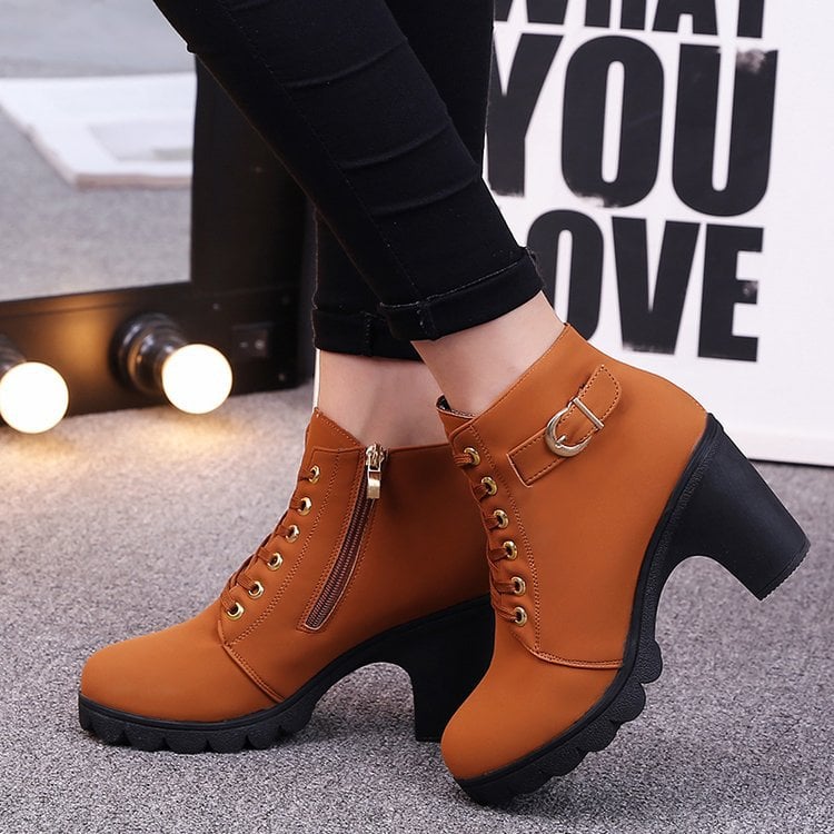 Damen-Martin-Stiefel mit Kreuzriemen, Wildleder-Obermaterial und Gummisohle