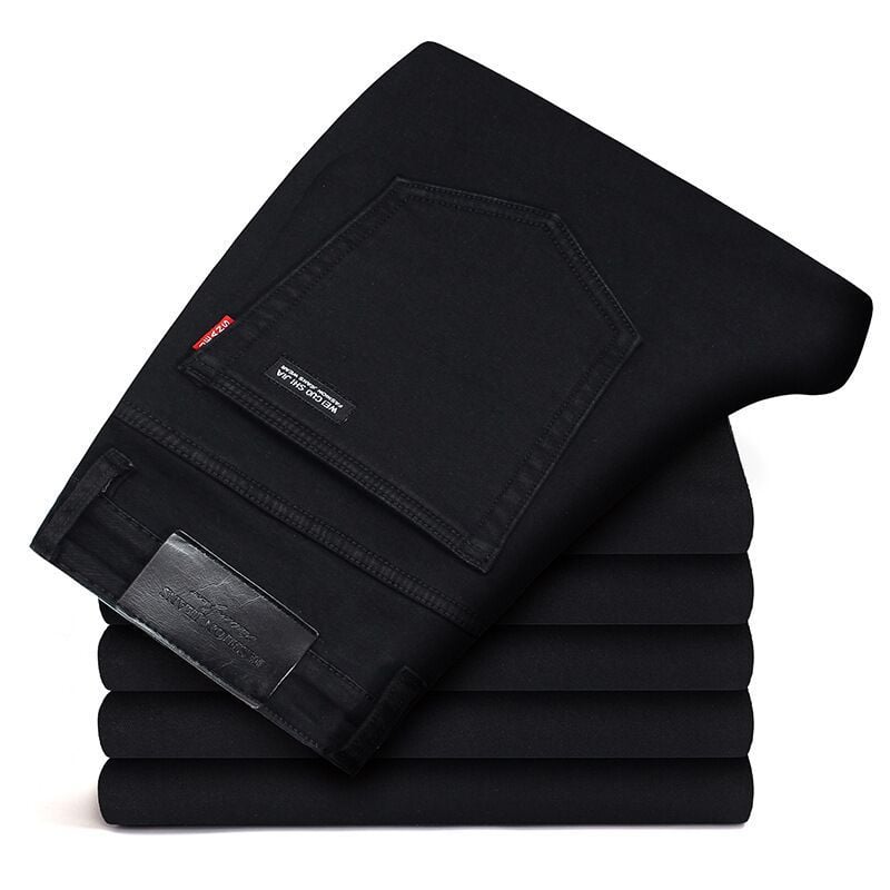 Schwarze Herrenjeans, gefaltet, mit Etikett auf der Gesäßtasche. Modische, klassische Denim-Hose, ideal für Freizeit und Büro.