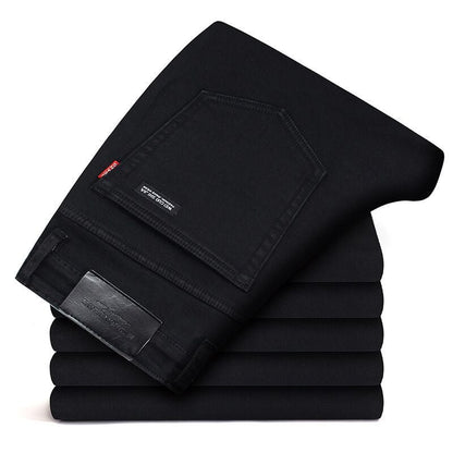 Schwarze Herrenjeans, gefaltet, mit Etikett auf der Gesäßtasche. Modische, klassische Denim-Hose, ideal für Freizeit und Büro.