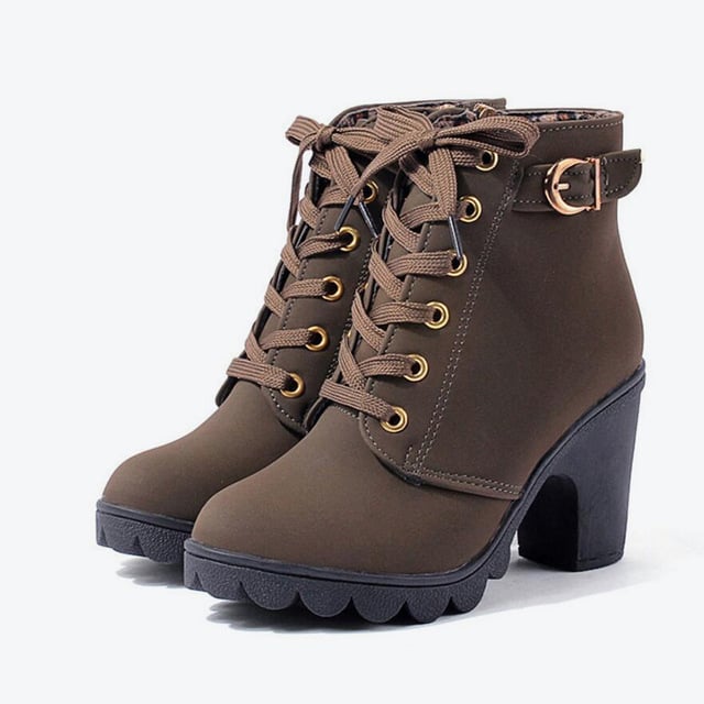 Damen-Martin-Stiefel mit Kreuzriemen, Wildleder-Obermaterial und Gummisohle